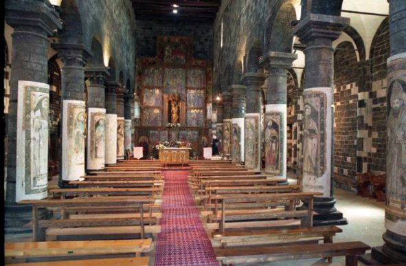 Veduta interno Nostra signora di Ardara, colonne affrescate